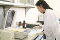 stock_photo:labs:biochem:activities:electrophoresis:electrophoresis1_s.jpg