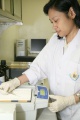 stock_photo:labs:biochem:activities:electrophoresis:electrophoresis3_o.jpg