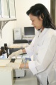 stock_photo:labs:biochem:activities:electrophoresis:electrophoresis4_l.jpg